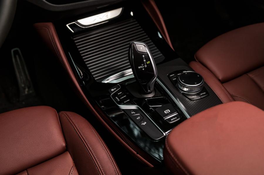 Детали интерьера BMW X4 xDrive25d M Sport (G02) 2018 года  (WW) (фото 16 из 28)